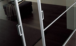 Porta in vetro fuma con profilo alluminio